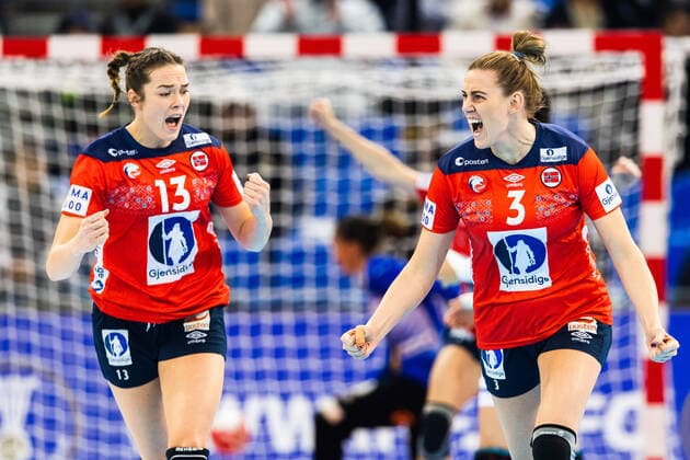 191213 Kari Brattset and Emilie Hegh Arntzen of Norway celebrate during the Women s World Handball Championship semifinal between Norway and Spain on December 13, 2019 in Kumamoto Photo Daniel Stiller Bildbyran kod DS 59429 bbeng dam women handball handboll world handball championship 2019 handball norway norge vm spain spanien jubel,  Copyright: DANIELxSTILLER BB191213DS081