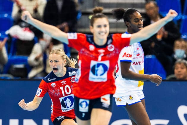 191213 Stine Bredal Oftedal and Stine Skogrand of Norway celebrate during the Women s World Handball Championship semifinal between Norway and Spain on December 13, 2019 in Kumamoto Photo Daniel Stiller Bildbyran kod DS 59429 jubel bbeng dam women handball handboll world handball championship 2019 handball norway norge vm spain spanien,  Copyright: DANIELxSTILLER BB191213DS083