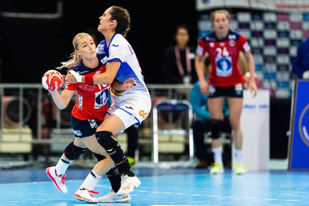 191213 Stine Bredal Oftedal of Norway and Mireya Gonzalez Alvarez of Spain compete for the ball during the Women s World Handball Championship semifinal between Norway and Spain on December 13, 2019 in Kumamoto Photo Daniel Stiller Bildbyran kod DS 59429 bbeng dam women handball handboll world handball championship 2019 handball norway norge vm spain spanien,  Copyright: DANIELxSTILLER BB191213DS085