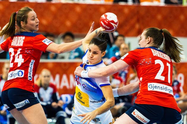 191213 Sanna Solberg and Ingvild Bakkerud defend against Alicia Fernandez Fraga of Spain during the Women s World Handball Championship semifinal between Norway and Spain on December 13, 2019 in Kumamoto Photo Daniel Stiller Bildbyran kod DS 59429 bbeng dam women handball handboll world handball championship 2019 handball norway norge vm spain spanien,  Copyright: DANIELxSTILLER BB191213DS086