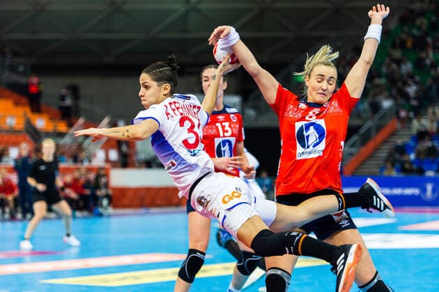 191213 Alicia Fernandez Fraga of Spain and Silje Waade of Norway during the Women s World Handball Championship semifinal between Norway and Spain on December 13, 2019 in Kumamoto Photo Daniel Stiller Bildbyran kod DS 59429 bbeng dam women handball handboll world handball championship 2019 handball norway norge vm spain spanien,  Copyright: DANIELxSTILLER BB191213DS092
