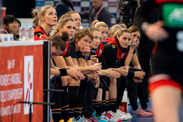 Handball, Womens World Cup 2019, Match for 7th place, 9 matchday , Germany Sweden the Bank of Germany disappointed disappointed disappointed dejected frustrated, Kumamoto Park Dome Kumamoto Japan