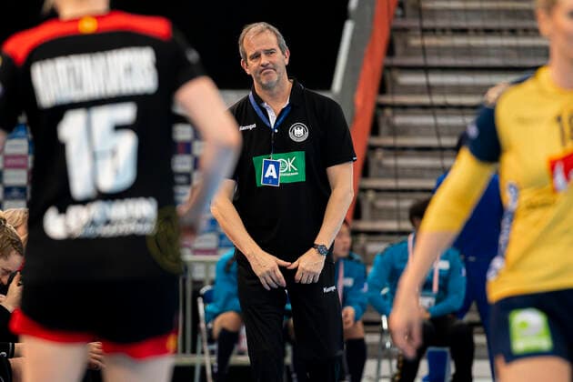 Handball, Womens World Cup 2019, Match for 7th place, 9th matchday, Germany Sweden coach Henk Groener Germany dissatisfied disappointed disappointed down frustrated, Kumamoto Park Dome Kumamoto Japan