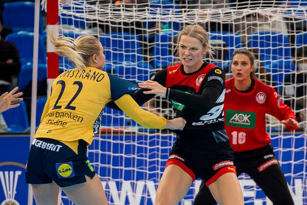 Handball, Womens World Cup 2019, Match for 7th place, 9th matchday, Germany Sweden v left in duel Hanna Blomstrand Sweden and Evgenija Minevskaja Germany Brest Kumamoto Park Dome Kumamoto Japan
