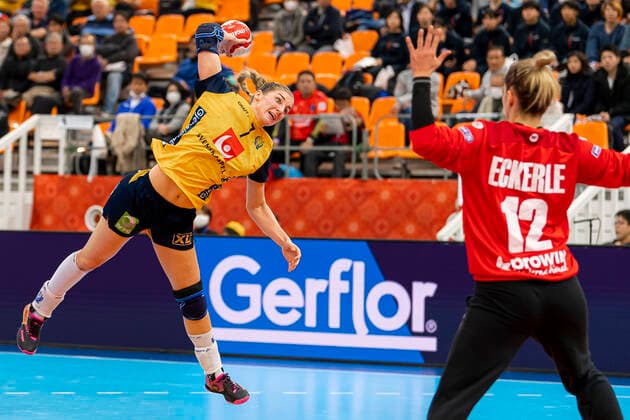 Handball, Women WM 2019, Match for 7th Place, 9th Matchday , Germany Sweden v li Linn Blohm Sweden , Goalkeeper Dinah Eckerle Germany SG BBM Bietigheim Kumamoto Park Dome Kumamoto Japan