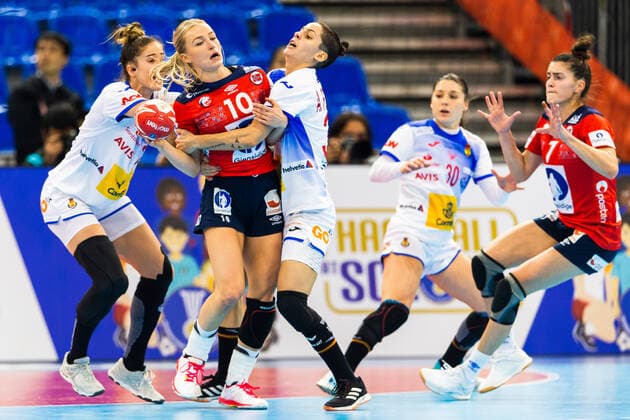 191213 Nerea Pena Abaurrea och Alicia Fernandez Fraga of Spain compete for the ball with Stine Bredal Oftedal of Norway during the Women s World Handball Championship semifinal between Norway and Spain on December 13, 2019 in Kumamoto Photo Daniel Stiller Bildbyran kod DS 59429 bbeng dam women handball handboll world handball championship 2019 handball norway norge vm spain spanien,  Copyright: DANIELxSTILLER BB191213DS096