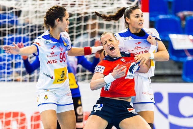 191213 Mireya Gonzalez Alvarez and Elisabet Cesareo Romero of Spain defend against Heidi Loke of Norway during the Women s World Handball Championship semifinal between Norway and Spain on December 13, 2019 in Kumamoto Photo Daniel Stiller Bildbyran kod DS 59429 bbeng dam women handball handboll world handball championship 2019 handball norway norge vm spain spanien,  Copyright: DANIELxSTILLER BB191213DS098