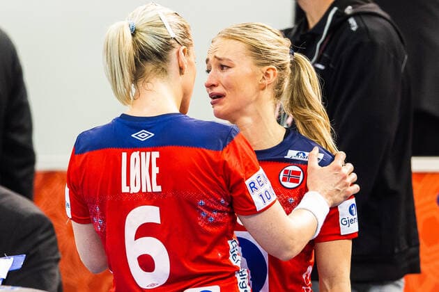 191213 Stine Bredal Oftedal of Norway looks dejected after the Women s World Handball Championship semifinal between Norway and Spain on December 13, 2019 in Kumamoto Photo Daniel Stiller Bildbyran kod DS 59429 bbeng dam women handball handboll world handball championship 2019 handball norway norge vm spain spanien depp,  Copyright: DANIELxSTILLER BB191213DS103