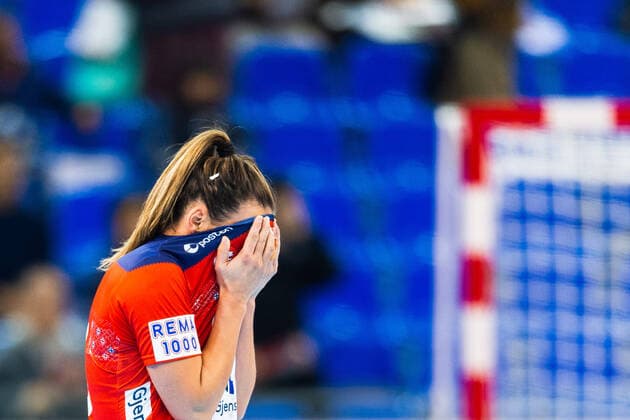 191213 Marta Tomac of Norway looks dejected after the Women s World Handball Championship semifinal between Norway and Spain on December 13, 2019 in Kumamoto Photo Daniel Stiller Bildbyran kod DS 59429 bbeng dam women handball handboll world handball championship 2019 handball norway norge vm spain spanien depp,  Copyright: DANIELxSTILLER BB191213DS108