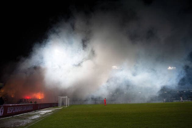 Bilder des Jahres 2019, Sport 12 Dezember Sport Bilder des Tages Münster, Deutschland 13.12.2019: 3. Liga - 2019 2020 - SC Preußen Münster vs. 1. FC Magdeburg Pyrotechnik im Fanblock, Fans (Magdeburg) Münster Nordrhein-Westfalen Deutschland Preußenstadion *** Münster, Germany 13 12 2019 3 Liga 2019 2020 SC Prussia Münster vs. 1 FC Magdeburg Pyrotechnics in the fan base, fans Magdeburg Münster North Rhine-Westphalia Germany Prussia Stadium