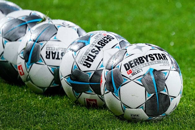Fußbälle der Marke Derbystar Bundesliga Brillant Aps by Select liegen auf dem Rasen, Spielbälle, offizieller Spielball, official Match Ball, Symbolfoto, Symbolbild, Symbol, Bälle, 13.12.2019, Sinsheim (Deutschland), Fussball, Bundesliga, TSG 1899 Hoffenheim - FC Augsburg, DFB DFL REGULATIONS PROHIBIT ANY USE OF PHOTOGRAPHS AS IMAGE SEQUENCES AND OR QUASI-VIDEO. *** Football balls of the brand Derbystar Bundesliga Brillant Aps by Select lying on the grass, match balls, official match ball, official match ball, symbol photo, symbol picture, symbol, balls, 13 12 2019, Sinsheim Germany , football, Bundesliga, TSG 1899 Hoffenheim FC Augsburg, DFB DFL REGULATIONS PROHIBIT ANY USE OF PHOTOGRAPHS AS IMAGE SEQUENCES AND OR QUASI VIDEO xozx