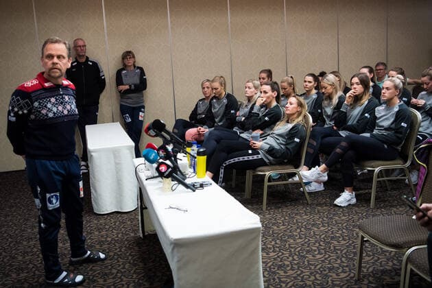 191214 The team listens to head coach Thorir Hergeirsson during a press meeting with the Norwegian team at the Women s World Handball Championship on December 14, 2019 in Kumamoto Photo Daniel Stiller Bildbyran kod DS 59430 bbeng dam women handball handboll world handball championship 2019 handball norway norge vm,  Copyright: DANIELxSTILLER BB191214DS006