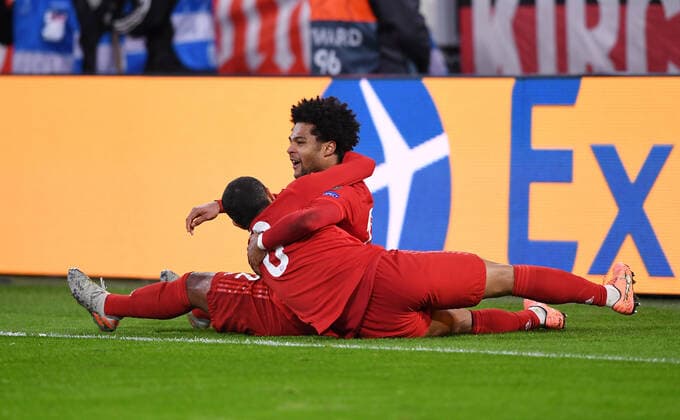 FUSSBALL CHAMPIONS LEAGUE SAISON 2019 2020 preliminary round group B FC Bayern Muenchen Tottenham Hotspur 11 11 2019 JUBEL FC Bayern Muenchen Thiago Alcantara li embraces Serge Gnabry