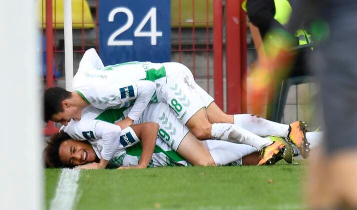 Sport Bilder des Tages 14.12.2019 - Fussball - Saison 2019 2020 - 2. Fussball - Bundesliga - 17. Spieltag: Karlsruher SC Karlsruhe KSC - SpVgg Greuther Fürth ( Kleeblatt ) - MeZi - DFL REGULATIONS PROHIBIT ANY USE OF PHOTOGRAPHS AS IMAGE SEQUENCES AND OR QUASI-VIDEO - Torjubel Jubel Freude nach Treffer Tor Torschuß zum 1:5 durch Jamie Leweling (40, SpVgg Greuther Fürth ) - *** 14 12 2019 Soccer Season 2019 2020 2 Soccer Bundesliga 17 Matchday Karlsruher SC Karlsruhe KSC SpVgg Greuther Fürth Kleeblatt MeZi DFL REGULATIONS PROHIBIT ANY USE OF PHOTOGRAPHS AS IMAGE SEQUENCES AND OR QUASI VIDEO Jubilee Jubilation Jubilee Jubilee after goal Goal shot to 1 5 by Jamie Leweling 40, SpVgg Greuther Fürth