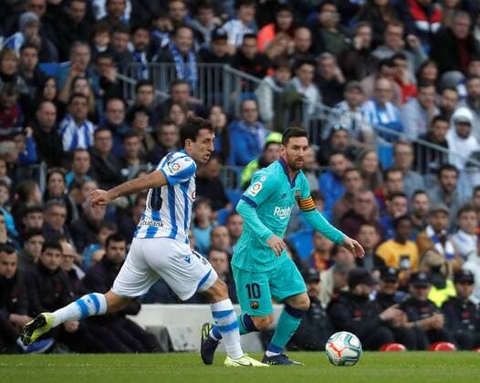 Real Sociedad s winger Mikel Oyarzabal (L) in action against Barcelona s forward Leo Messi (R) during the Spanish LaLiga match between Real Sociedad and FC Barcelona, Barca at Reale Arena stadium in San Sebastian, Basque Country, Spain, 14 December 2019. Real Sociedad - Barcelona !ACHTUNG: NUR REDAKTIONELLE NUTZUNG!  Copyright: xJavierxEtxezarretax GRAF9143 20191214-637119393908122764