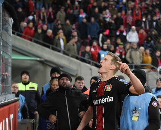 14.12.2019, xhbx, Fussball 1.Bundesliga, 1.FC Koeln - Bayer 04 Leverkusen emspor, v.l. Sven Bender (Bayer Leverkusen) legt sich nach dem Spiel mit den eigenen Fans am Zaun an (DFL DFB REGULATIONS PROHIBIT ANY USE OF PHOTOGRAPHS as IMAGE SEQUENCES and or QUASI-VIDEO) Koeln *** 14 12 2019, xhbx, Fussball 1 Bundesliga, 1 FC Koeln Bayer 04 Leverkusen emspor, v l Sven Bender Bayer Leverkusen is playing with his own fans at the fence DFL DFB REGULATIONS PROHIBIT ANY USE OF PHOTOGRAPHS as IMAGE SEQUENCES and or QUASI VIDEO Koeln