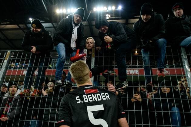 Bilder des Jahres 2019, Sport 12 Dezember Sport Bilder des Tages 1. FC Köln vs Bayer 04 Leverkusen, Fussball Bundesliga, 14.12.2019 Leverkusens Sven Bender diskutiert wütend mit den Fans nach dem Abpfiff beim Bundesligaspiel zwischen dem 1. FC Köln und Bayer 04 Leverkusen am 14.12.2019 DFL regulations prohibit any use of photographs as image sequences and or quasi-video. , Köln NRW Deutschland RheinEnergie-Stadion *** 1 FC Köln vs. Bayer 04 Leverkusen, Fussball Bundesliga, 14 12 2019 Leverkusens Sven Bender discusses furiously with the fans after the final whistle at the Bundesliga match between 1 FC Köln and Bayer 04 Leverkusen on 14 12 2019 DFL regulations prohibit any use of photographs as image sequences and or quasi video , Köln NRW Deutschland RheinEnergie Stadion