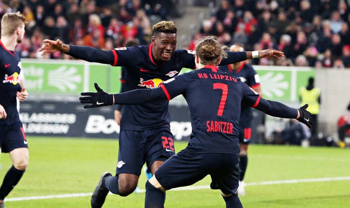 Bilder des Jahres 2019, Sport 12 Dezember Sport Bilder des Tages Dusseldorf - RB Leipzig Fussball Bundesliga Düsseldorf, 14.12.2019, Rheinstadion, Fussball, 1.Bundesliga, 15.Spieltag , Fortuna Düsseldorf vs. RB Leipzig , Im Bild; Tor für RB Leipzig. Nordi Mukiele (li., 22, RB Leipzig) trifft zum 0:3 und jubelt mit Marcel Sabitzer (7, RB Leipzig). , Gemäß den Vorgaben der DFL Deutsche Fußball Liga ist es untersagt, in dem Stadion und oder vom Spiel angefertigte Fotoaufnahmen in Form von Sequenzbildern und oder videoähnlichen Fotostrecken zu verwerten bzw. verwerten zu lassen. , *** Dusseldorf RB Leipzig Soccer Bundesliga Düsseldorf, 14 12 2019, Rheinstadion, Soccer, 1 Bundesliga, 15 Spieltag , Fortuna Düsseldorf vs RB Leipzig , In the picture goal for RB Leipzig Nordi Mukiele li , 22, RB Leipzig meets 0 3 and cheers with Marcel Sabitzer 7, RB Leipzig , According to the guidelines of the DFL Deutsche Fußball Liga it is forbidden to use or have used photographs taken in the stadium and or from the match in the form of sequence pictures and or video-like photo sequences,