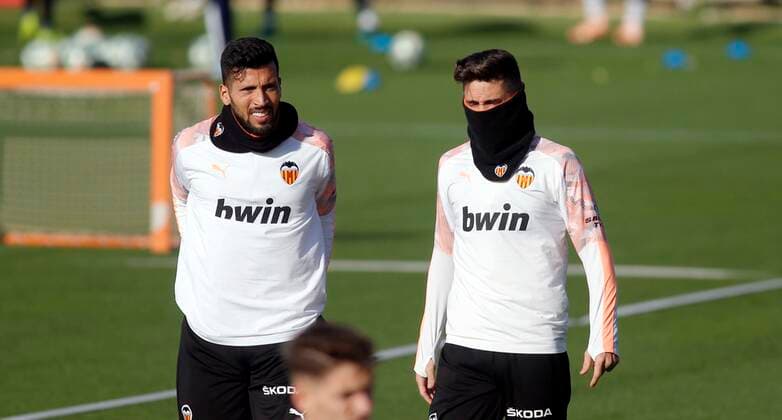 Entrenamiento del Valencia. En la imagen, Garay y Paulista. Valencia training session. In this picture, Garay and Paulista. 