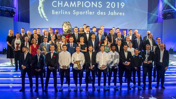 Bilder des Jahres 2019, Sport 12 Dezember Sport Bilder des Tages Gruppenbild mit allen Siegern bei der Champions Gala 2019 in Berlin am 14.12.2019 Berlins Sportler des Jahres 2019 *** Group picture with all the winners at the Champions Gala 2019 in Berlin on 14 12 2019 Berlins Sportsman of the Year 2019