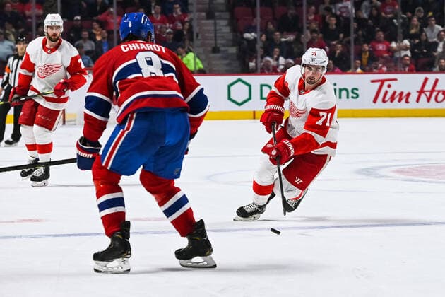 MONTREAL, QC - DECEMBER 14: Detroit Red Wings center Dylan Larkin (71) crisses the blue line and skates towards Montreal Canadiens defenceman Ben Chiarot (8) during the Detroit Red Wings versus the Montreal Canadiens game on December 14, 2019, at Bell Centre in Montreal, QC (Photo by David Kirouac Icon Sportswire) NHL, Eishockey Herren, USA DEC 14 Red Wings at Canadiens Icon191214103