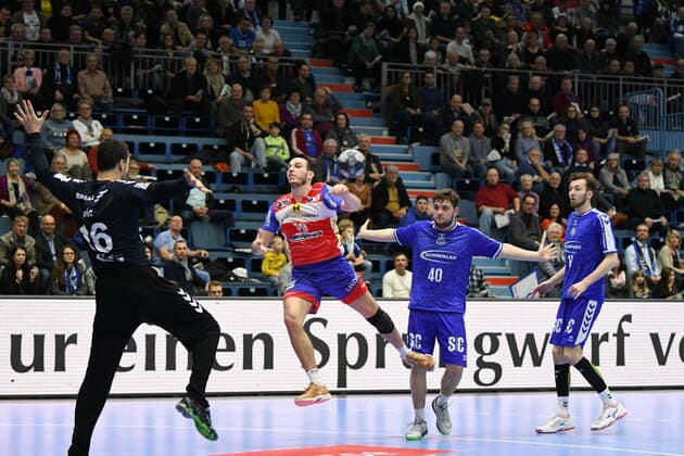 19 Ante Tokic 19 ThSV Eisenach at a massive jump throw,, VfL Gummersbach ThSV Eisenach, men, 2 league, Liqui Moly Handball Bundesliga, 16 matchday, 14 12 2019, VfL Gummersbach ThSV Eisenach, handball, Liqui Moly 2 handball Bundesliga, men, 2019 season 20 Gummersbach Copyright: xAugstx xEibner-Pressefotox EP_jat