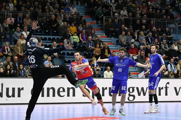 19 Ante Tokic 19 ThSV Eisenach in a successful jump throw against Filip Ivic 16 VfL Gummersbach , VfL Gummersbach ThSV Eisenach, Men, 2 League, Liqui Moly Handball Bundesliga, 16 Matchday, 14 12 2019, VfL Gummersbach ThSV Eisenach, Handball, Liqui Moly 2 Handball Bundesliga, Men, 2019 Season 20 Gummersbach Copyright: xAugstx xEibner-Pressefotox EP_jat