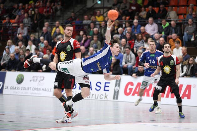 v l Jo Gerrit Genz TuS N Luebbecke 5 , Leif Tissier Handball Sport Verein Hamburg 7 GER, Handball, 2 Bundesliga, TuS N Luebbecke v Handball Sport Verein Hamburg, 14 12 2019 Luebbecke Copyright: xStrohdiekx Eibner-Pressefotox EP_jsk