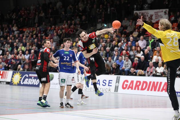 v l Jens Bechtloff TuS N Luebbecke 8 , Philipp Bauer Handball Sport Verein Hamburg 22 , Peter Strosack TuS N Luebbecke 14 , Aron Edvardsson Handball Sport Verein Hamburg 28 GER, Handball, 2 Bundesliga, TuS N Luebbecke v Handball Sport Verein Hamburg, 14 12 2019 Luebbecke Copyright: xStrohdiekx Eibner-Pressefotox EP_jsk