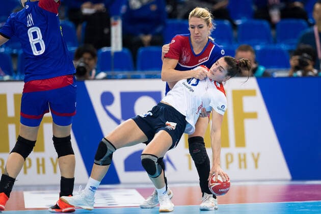 191215 Elizaveta Malashenko of Russia and Stine Skogrand of Norway during the Women s World Handball Championship bronze game between Norway and Russia on December 15, 2019 in Kumamoto Photo Daniel Stiller Bildbyran kod DS 59431 bbeng dam women handball handboll world handball championship 2019 handball norway norge vm russia ryssland,  Copyright: DANIELxSTILLER BB191215DS005