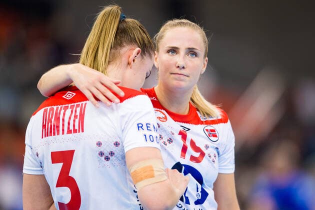 191215 Moa Hogdahl and Emilie Hegh Arntzen looks dejected after loosing the Women s World Handball Championship bronze game between Norway and Russia on December 15, 2019 in Kumamoto Photo Daniel Stiller Bildbyran kod DS 59431 bbeng dam women handball handboll world handball championship 2019 handball norway norge vm russia ryssland depp,  Copyright: DANIELxSTILLER BB191215DS010