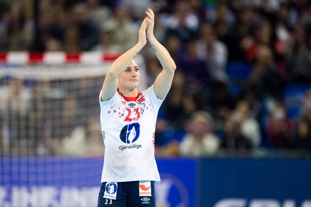 191215 Camilla Herrem of Norway thank the audience after the Women s World Handball Championship bronze game between Norway and Russia on December 15, 2019 in Kumamoto Photo Daniel Stiller Bildbyran kod DS 59431 bbeng dam women handball handboll world handball championship 2019 handball norway norge vm russia ryssland,  Copyright: DANIELxSTILLER BB191215DS018