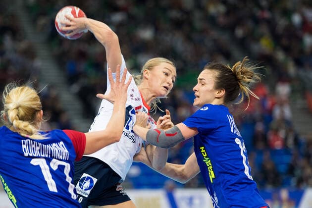 191215 Stine Bredal Oftedal of Norway and Anna Vyakhireva of Russia during the Women s World Handball Championship bronze game between Norway and Russia on December 15, 2019 in Kumamoto Photo Daniel Stiller Bildbyran kod DS 59431 bbeng dam women handball handboll world handball championship 2019 handball norway norge vm russia ryssland,  Copyright: DANIELxSTILLER BB191215DS020