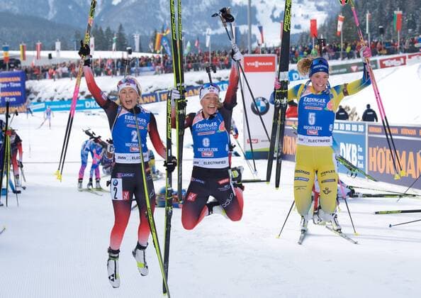 Bilder des Jahres 2019, Sport 12 Dezember Biathlon Hochfilzen Austria 15.12.2019 IBU World Cup Biathlon Weltcup Verfolgung Damen 10km Vlnr TANDREVOLD Ingrid Landmark NORECKHOFF Tiril NOR OEBERG Hanna SWE *** Biathlon Hochfilzen Austria 15 12 2019 IBU World Cup Biathlon World Cup Pursuit Women 10km Vlnr TANDREVOLD Ingrid Landmark NORECKHOFF Tiril NOR OEBERG Hanna SWE