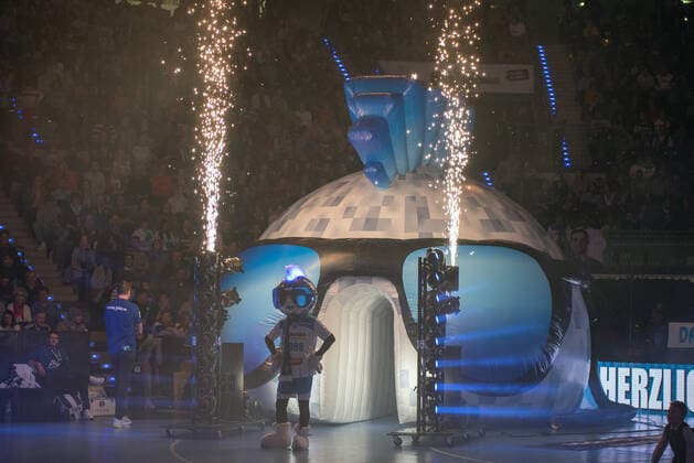 Feature, symbol picture, mascot Johnny Blue TVB 1898 Stuttgart in front of the players tunnel Germany, Stuttgart, 15 12 2019, Haba, Bundesliga TVB 1898 Stuttgart vs. THW Kiel, Porsche Arena