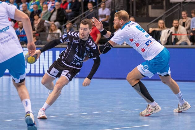 Miha Zarabec THW Kiel and Manuel Späth TVB 1898 Stuttgart Germany, Stuttgart, 15 12 2019, Haba, Bundesliga TVB 1898 Stuttgart vs. THW Kiel, Porsche Arena