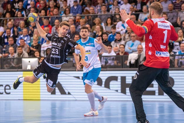 Rune Dahmke THW Kiel and goalkeeper Johannes Jogi Bitter TVB 1898 Stuttgart Germany, Stuttgart, 15 12 2019, Haba, Bundesliga TVB 1898 Stuttgart vs. THW Kiel, Porsche Arena