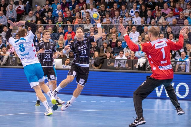 Rudolf Faluvegi TVB 1898 Stuttgart , Steffen Weinhold THW Kiel and goalkeeper Johannes Jogi Bitter TVB 1898 Stuttgart Germany, Stuttgart, 15 12 2019, Haba, Bundesliga TVB 1898 Stuttgart vs. THW Kiel, Porsche Arena
