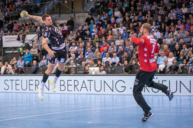 Ole Rahmel THW Kiel and goalkeeper Johannes Jogi Bitter TVB 1898 Stuttgart Germany, Stuttgart, 15 12 2019, Haba, Bundesliga TVB 1898 Stuttgart vs. THW Kiel, Porsche Arena