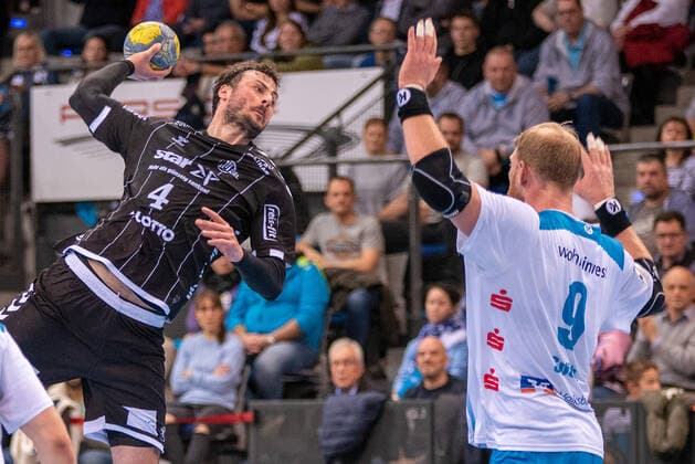 Domagoj Duvnjak THW Kiel and Manuel Späth TVB 1898 Stuttgart Germany, Stuttgart, 15 12 2019, Haba, Bundesliga TVB 1898 Stuttgart vs. THW Kiel, Porsche Arena