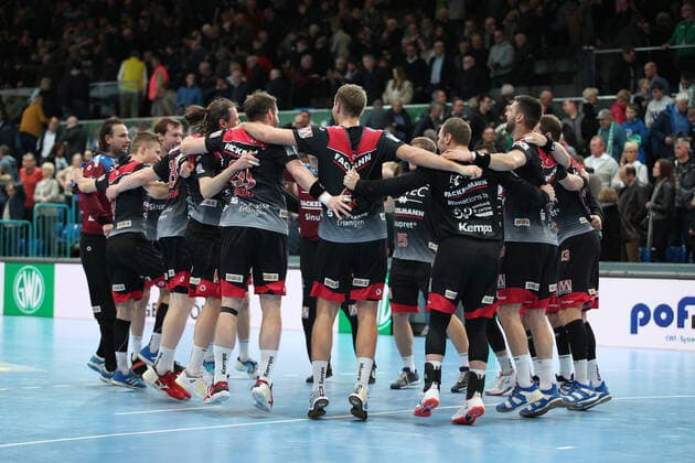 Victory celebration at HC Erlangen GER, Handball, 1 Bundesliga, TSV GWD Minden against HC Erlangen, 15 12 2019 Minden Copyright: xStrohdiekx Eibner-Pressefotox EP_jsk