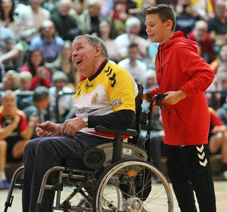 15 12 2019, xmohx, Handball URSAPHARM Allstar game, All Star Team Germany DHB Saarland Handball Allstars Saar emspor, v l Joachim Deckarm makes the throw of the handball game DFL DFB REGULATIONS PROHIBIT ANY USE OF PHOTOGRAPHS as IMAGE SEQUENCES and or QUASI VIDEO Homburg Erbach