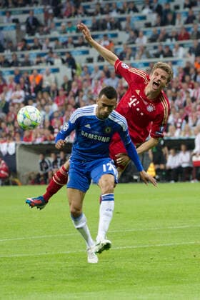 FC Bayern Muenchen meets FC Chelsea in the Champions League round of 16 against FC Chelsea Archivfoto Jose BOSINGWA, Chelsea, left , in duel with Thomas MUELLER M LLER , Bayern Fussball, Champions League, FC Bayern Muenchen M FC Chelsea London CHE , 3 4 i E 1 1 Final on 19 05 2012 in MUENCHEN M NCHEN F U S B A L L A R E N A Germany Â