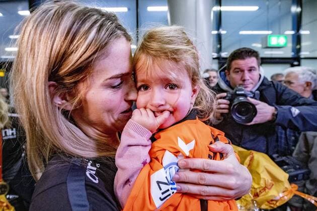 Schiphol, Plaza, 17-12-2019, Handball player Polman enjoys at Schiphol, after the World Cup in Japan Handball players at Schiphol Airport  x5828249x Copyright: