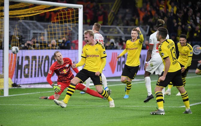 Sport Bilder des Tages 17.12.2019, Fussball GER, Saison 2019 2020, 1. Bundesliga, 16. Spieltag, Borussia Dortmund - RB Leipzig, Julian Brandt (Borussia Dortmund), li., erzielt gegen Torwart Peter Gulacsi (RB Leipzig) das Tor zum 2:0, rechts jubeln Marco Reus (Borussia Dortmund), Raphael Guerreiro (Borussia Dortmund), Jadon Sancho (Borussia Dortmund) Dortmund Nordrhein Westfalen Deutschland *** 17 12 2019, Soccer GER, Season 2019 2020, 1 Bundesliga, 16 Spieltag, Borussia Dortmund RB Leipzig, Julian Brandt Borussia Dortmund , li , scored against goalkeeper Peter Gulacsi RB Leipzig the goal to 2 0, right cheer Marco Reus Borussia Dortmund , Raphael Guerreiro Borussia Dortmund , Jadon Sancho Borussia Dortmund Nordrhein Westfalen Germany Team2