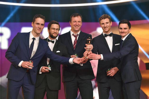 Die Mannschaft des Jahres-das Team der Skispringer mit v.li:Stephan LEYHE,Markus EISENBICHLER,Trainer Werner SCHUSTER,Karl GEIGER und Richard FREITAG. Mit Trophaeen. Proklamation , Gala Sportler des Jahres 2019 am 15.12.2019 im Kurhaus Baden Baden. *** The team of the year the team of ski jumpers with v li Stephan LEYHE,Markus EISENBICHLER,Trainer Werner SCHUSTER,Karl GEIGER und Richard FREITAG With Trophaeen Proklamation , Gala Athlete of the Year 2019 on 15 12 2019 in the Kurhaus Baden Baden