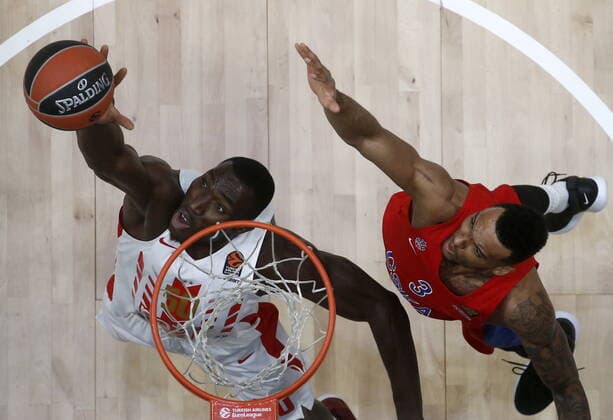 MOSCOW, RUSSIA - DECEMBER 18, 2019: Crvena Zvezda Belgrade s Michael Ojo (L) and CSKA Moscow s Joel Bolomboy in the 2019 20 Euroleague Regular Season Round 14 basketball match between CSKA Moscow and Crvena Zvezda Belgrade at the Megasport Arena. Alexander Shcherbak TASS  TS0C7D58