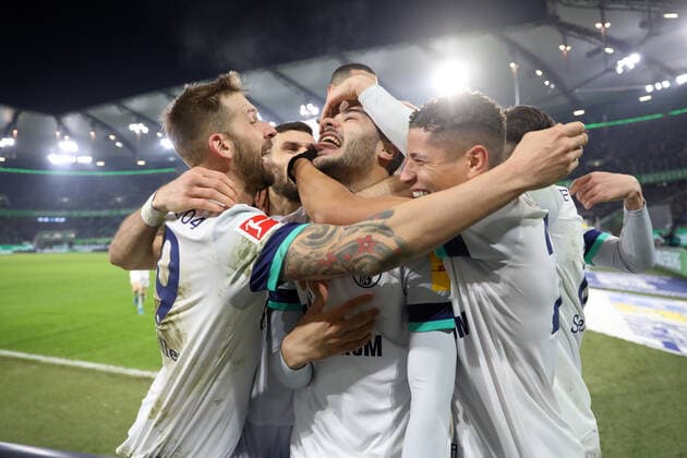 Bilder des Jahres 2019, Sport 12 Dezember Sport Themen der Woche KW51 Sport Bilder des Tages 18.12.2019, Fussball, Saison 2019 2020, Bundesliga, 16. Spieltag - VfL Wolfsburg - FC Schalke 04, v. l. Guido BURGSTALLER (FC Schalke 04), Ozan Kabak (FC Schalke 04), Amine Harit (FC Schalke 04) DFL REGULATIONS PROHIBIT ANY USE OF PHOTOGRAPHS AS IMAGE SEQUENCES AND OR QUASI-VIDEO. Wolfsburg VW Arena NDS Deutschland xRHR-FOTO TRx *** 18 12 2019, Soccer, Season 2019 2020, Bundesliga, 16 Matchday VfL Wolfsburg FC Schalke 04, v l Guido BURGSTALLER FC Schalke 04 , Ozan Kabak FC Schalke 04 , Amine Harit FC Schalke 04 DFL REGULATIONS PROHIBIT ANY USE OF PHOTOGRAPHS AS IMAGE SEQUENCES AND OR QUASI VIDEO Wolfsburg VW Arena NDS Germany xRHR FOTO TRx