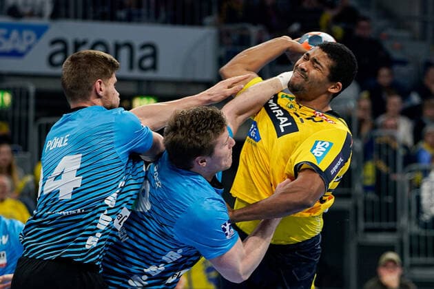 Bilder des Jahres 2019, Sport 12 Dezember Sport Themen der Woche KW51 Sport Bilder des Tages v.li.: Georg Pöhle (HSG Nordhorn, 94), Luca de Boer (HSG Nordhorn, 19), Mads Mensah Larsen (RNL, 22), Zweikampf, Spielszene, Duell, duel, tackle, tackling, Dynamik, Action, Aktion, 19.12.2019, Mannheim (Deutschland), Handball, Bundesliga, Rhein-Neckar Löwen - HSG Nordhorn-Lingen *** from left Georg Pöhle HSG Nordhorn, 94 , Luca de Boer HSG Nordhorn, 19 , Mads Mensah Larsen RNL, 22 , Duel, duel, tackle, tackling, dynamics, action, action, 19 12 2019, Mannheim Germany , Handball, Bundesliga, Rhein Neckar Löwen HSG Nordhorn Lingen xozx
