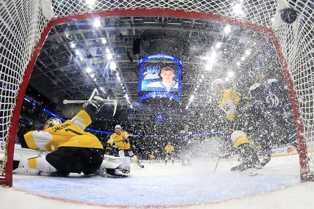 Bilder des Jahres 2019, Sport 12 Dezember Sport Themen der Woche KW51 Sport Bilder des Tages MOSCOW, RUSSIA â€“ DECEMBER 19, 2019: HC Severstal Cherepovets goaltender Konstantin Shostak (L) concedes a goal in their 2019 20 KHL Regular Season Ice hockey, Eishockey match against HC Dynamo Moscow, at Chernyshev VTB Arena. Mikhail Japaridze TASS  TS0C7FD2